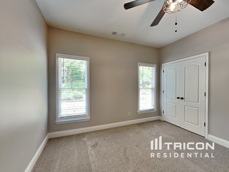 Building Photo - 5840 Cool Springs Dr
