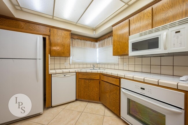 Building Photo - Fresno South East Home, 3BR/1BA, Built 195...