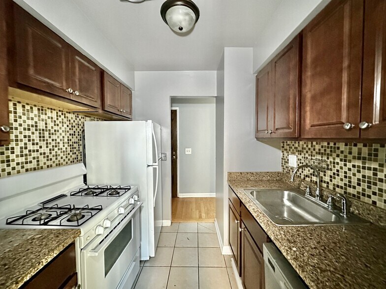 Building Photo - 5820 N Sheridan Rd