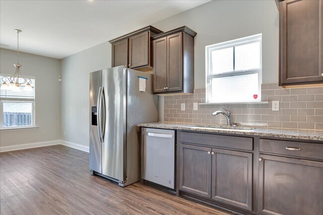 Building Photo - MOVE IN READY BY AUG - 1 -2026