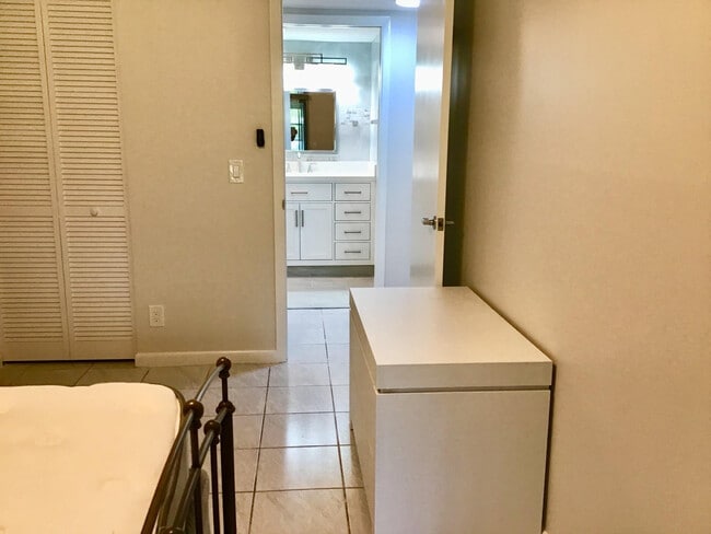 Building Photo - 1004 Newcastle A