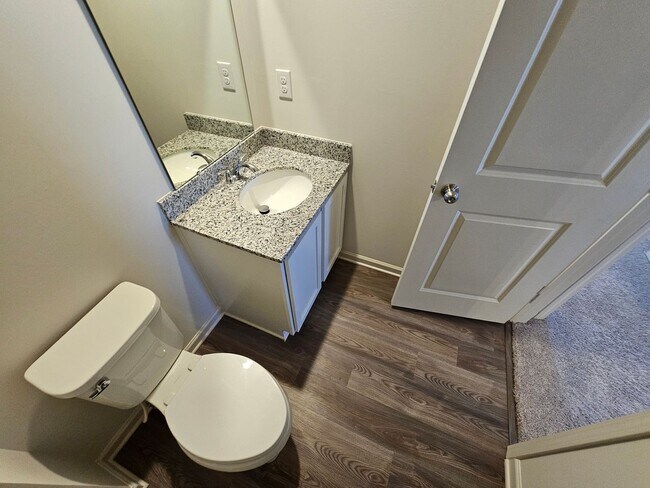 Building Photo - Like New Townhome in the heart of Newton