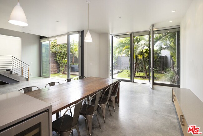 Building Photo - 707 Flower Ave