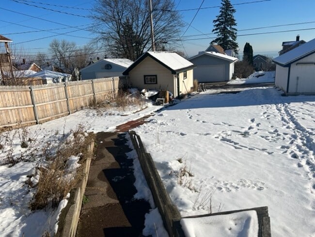 Building Photo - Duluth MN - 3 Bedroom - 2 Bath - 1 Car Gar...