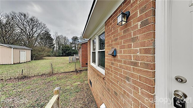 Building Photo - Cute 3-bedroom, 1 -bathroom Home - Recentl...