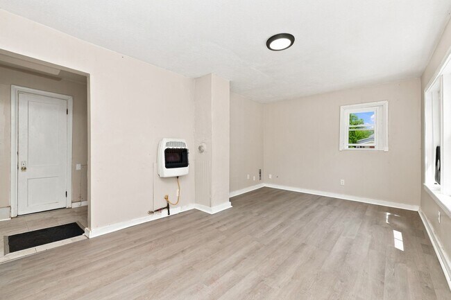 Building Photo - Two bedroom one bathroom single home in Springfield!