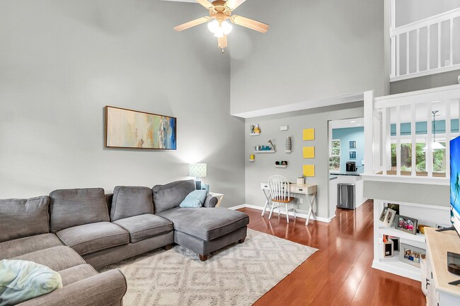 Building Photo - Spacious Townhome Prime Location!