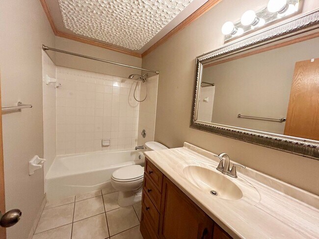 Building Photo - Move-In Ready 4 bed 2 bath off of West Circle Drive Available NOW!