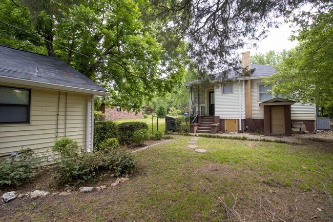 Building Photo - 1213B Suber Street – Stylish, Comfortable ...