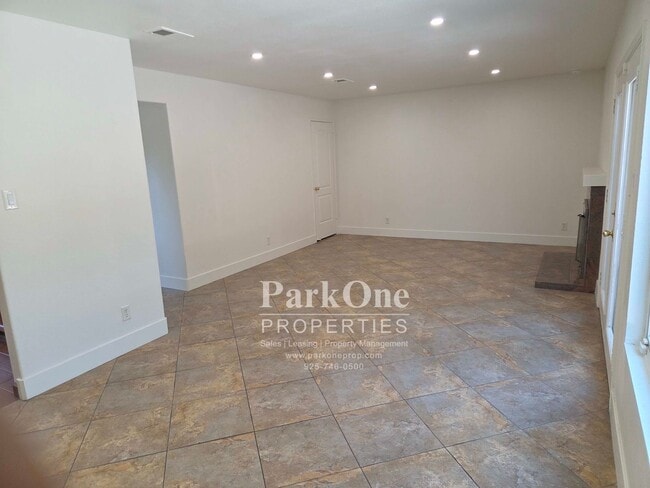 Building Photo - 2127 Dogwood Way