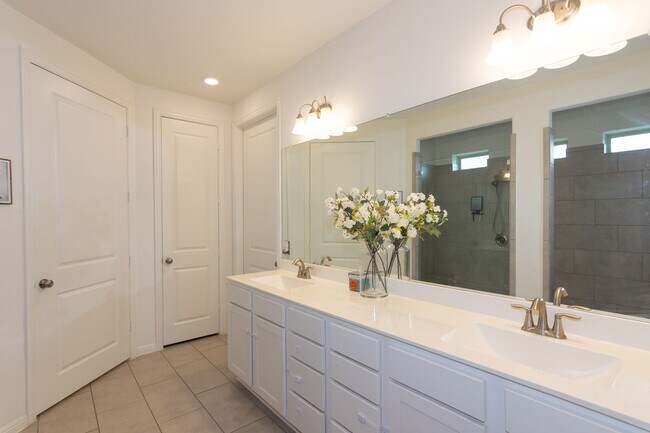 Building Photo - 501 Sixpence Ln