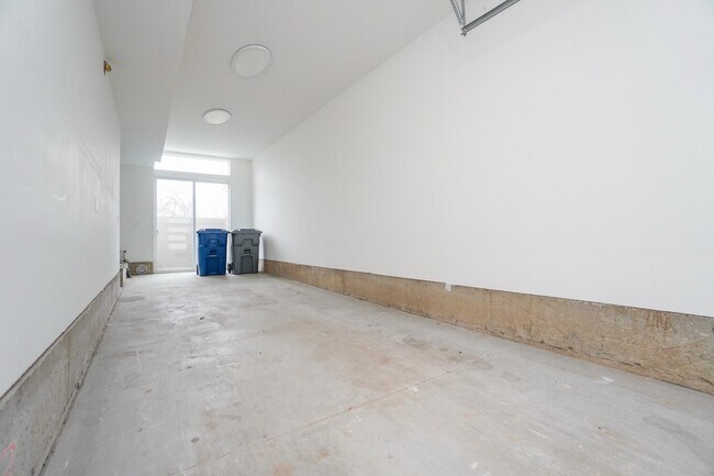 Building Photo - 479 E Violets Cv Ln