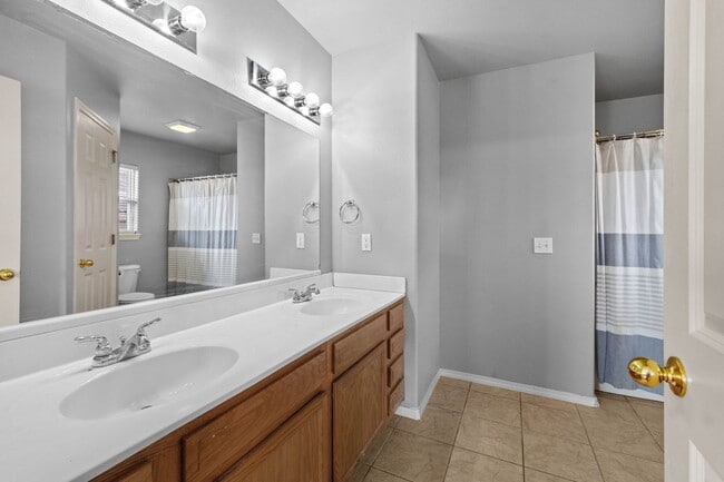 Building Photo - Charming 3-Bedroom Home in Prime Bentonville Location!