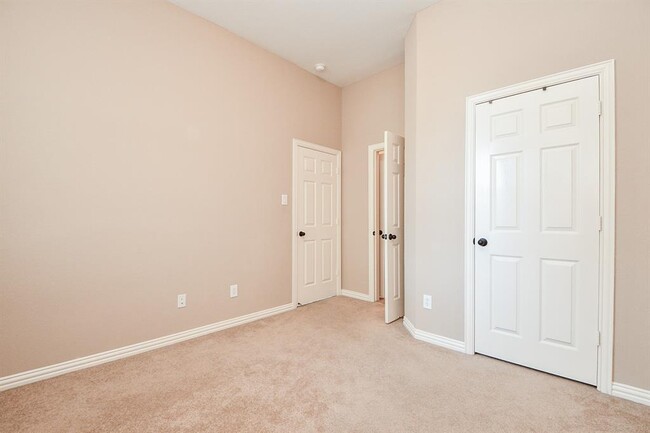 Building Photo - 711 Doscher Ln