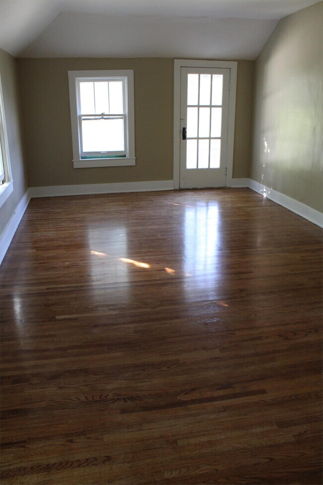 Building Photo - 526 E 11th St