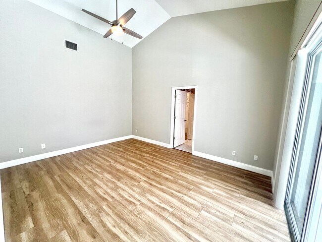 Building Photo - Stunning 3BD/2BTH Pool Home in Tarpon Spri...