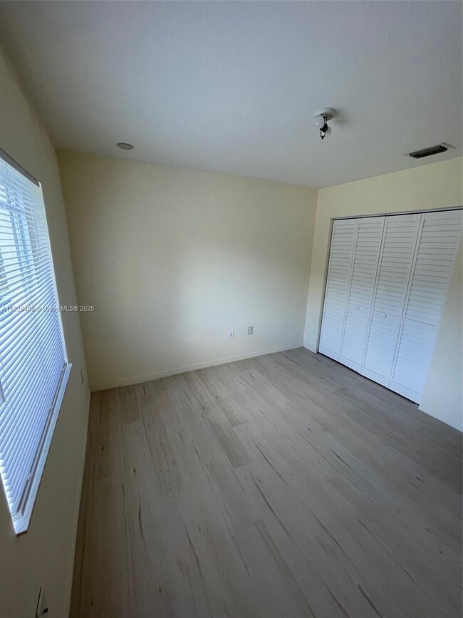 Building Photo - 926 SW 8th Pl