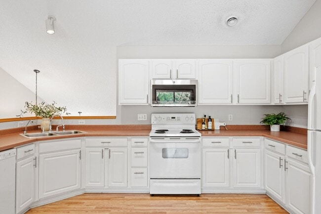 Building Photo - 3bd, 2ba town home in NEW HOPE, avail NOW