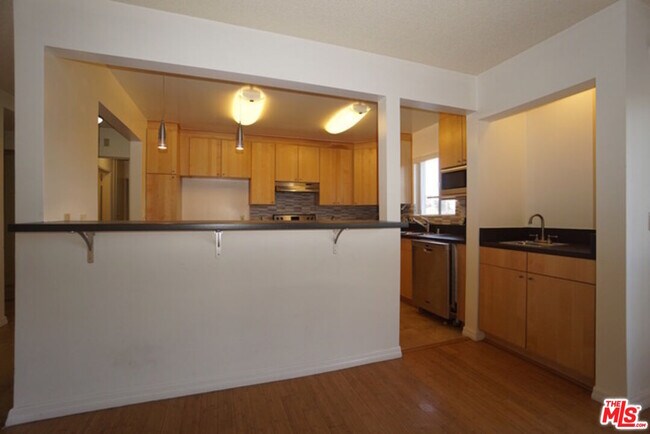 Building Photo - 1033 6th St