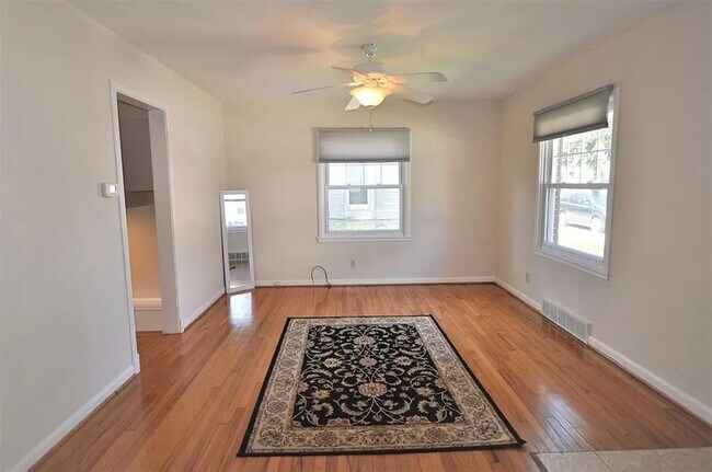 Building Photo - 906 Sylvan Ave