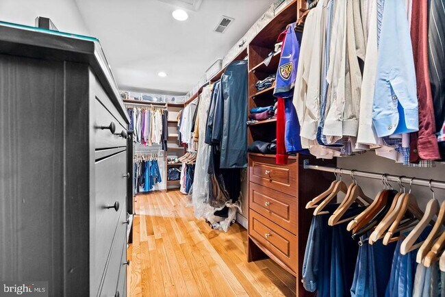 Building Photo - 6 Hounds Hollow Ct