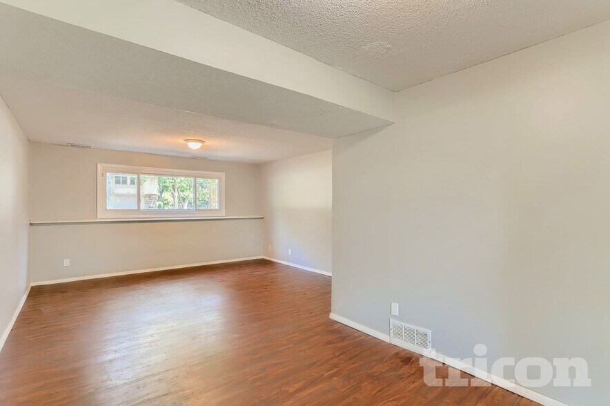 Building Photo - 6865 Buckingham Rd