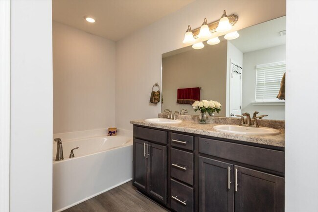 Building Photo - 5961 Uselton Dr