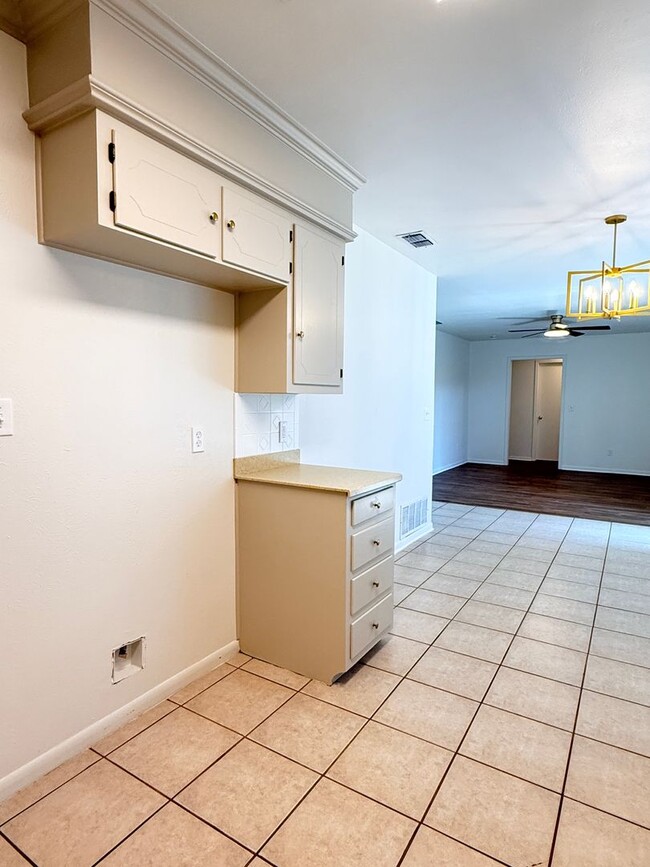 Building Photo - Beautiful 4 Bedroom 1.5 Bath - City View ISD