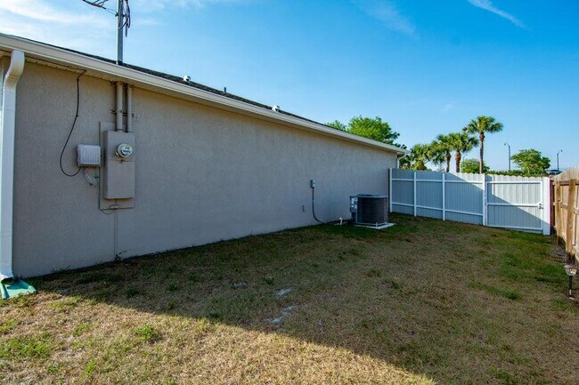 Building Photo - 826 SW Juliet Ave