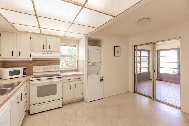 Building Photo - 5029 Rose Hill Dr