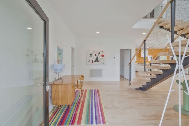 Building Photo - Custom-Built 4 Bed/ 2 Full + 2 Half Bath Modern Home at the base of Love Circle, Fully Furnished,...