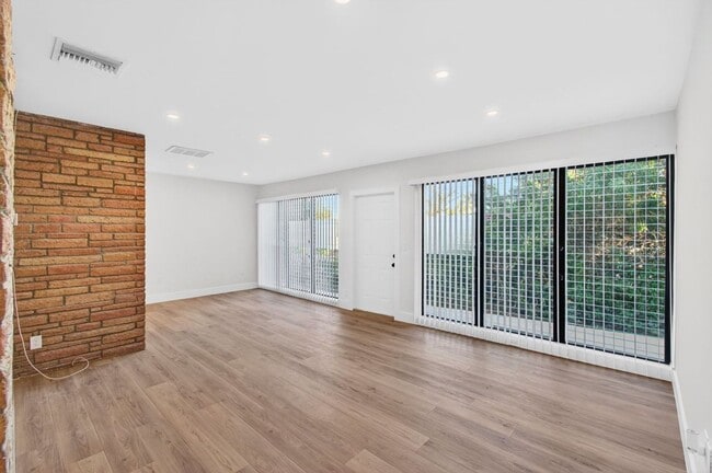 Building Photo - 2 BEDROOMS 1 BATHROOM!