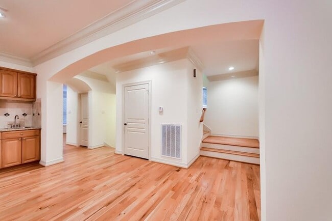 Building Photo - 845 Rosine St