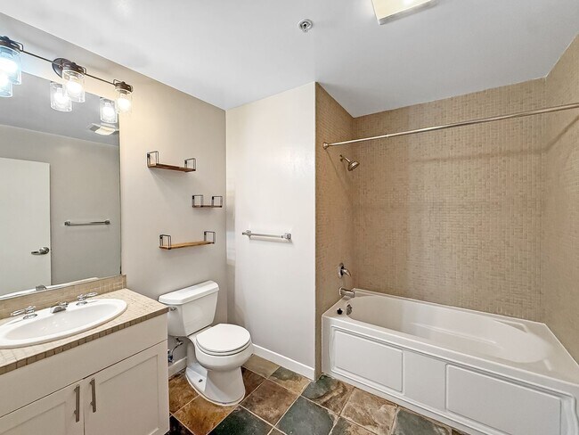 Building Photo - Beautiful 2B/2BA Downtown Corner Unit Cond...