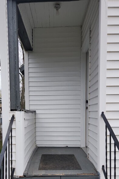 Back Porch - 43 N Roys Ave