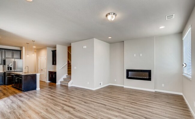 Building Photo - LOVELY 4-BEDROOM TOWNHOUSE IN WALKABLE SW LONGMONT NEIGHBORHOOD
