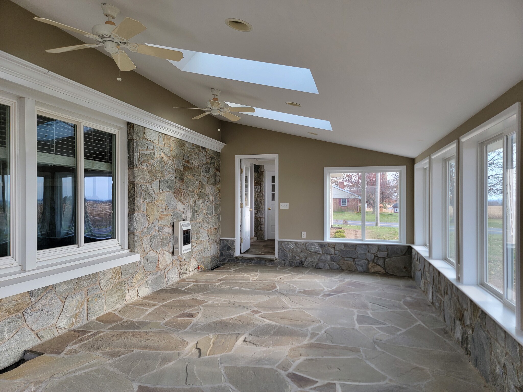 Building Photo - 502 W Newport Rd