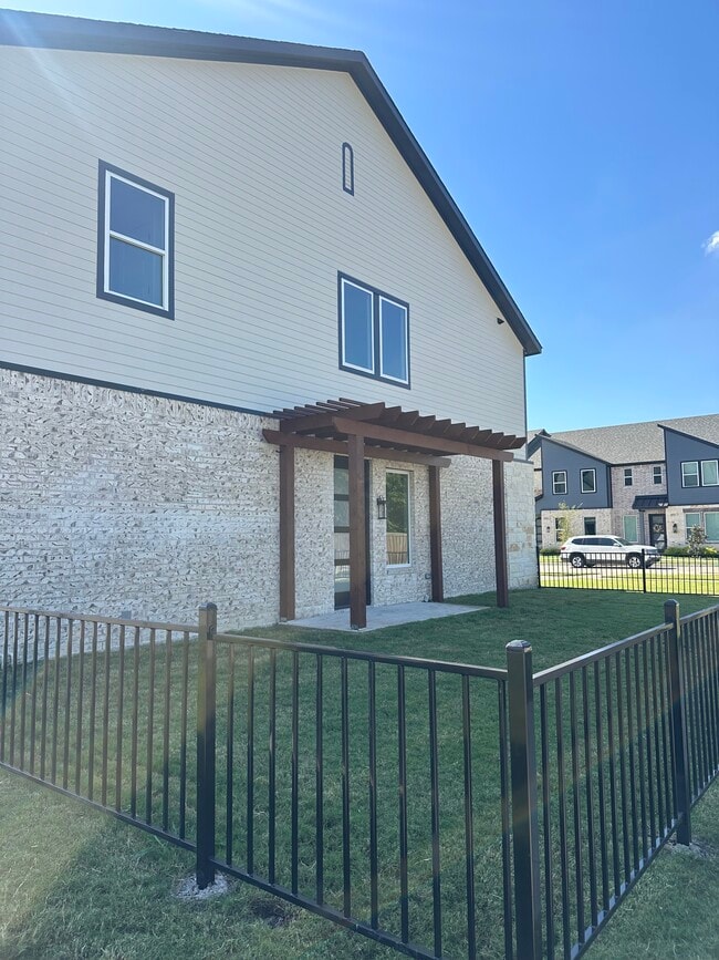 Building Photo - 8926 Lowell St