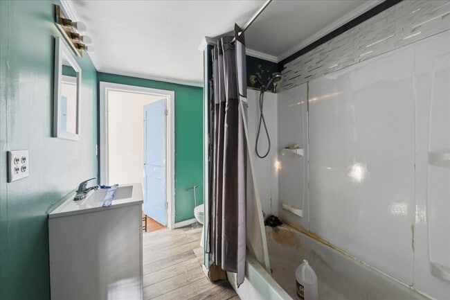 Building Photo - 559 Cortlandt Ave