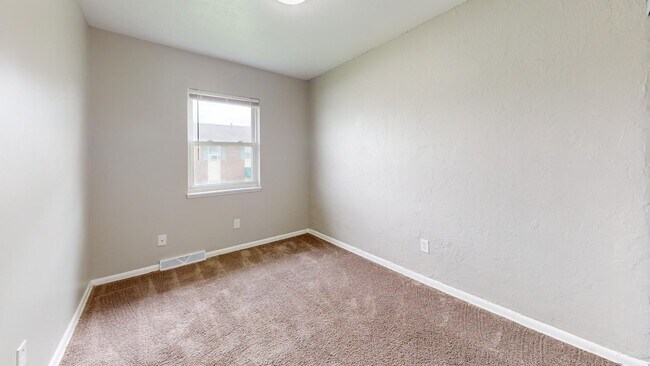 Building Photo - 3 Bedroom/1 bathroom renovated townhouse.