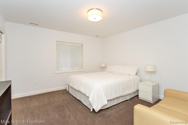 Building Photo - 25925 York Rd