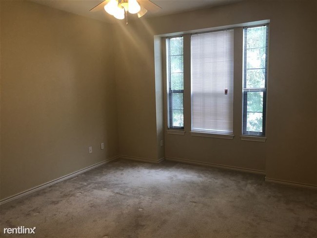 Building Photo - 1 br, 1.5 bath Condo - Oaks of Villa Maria...