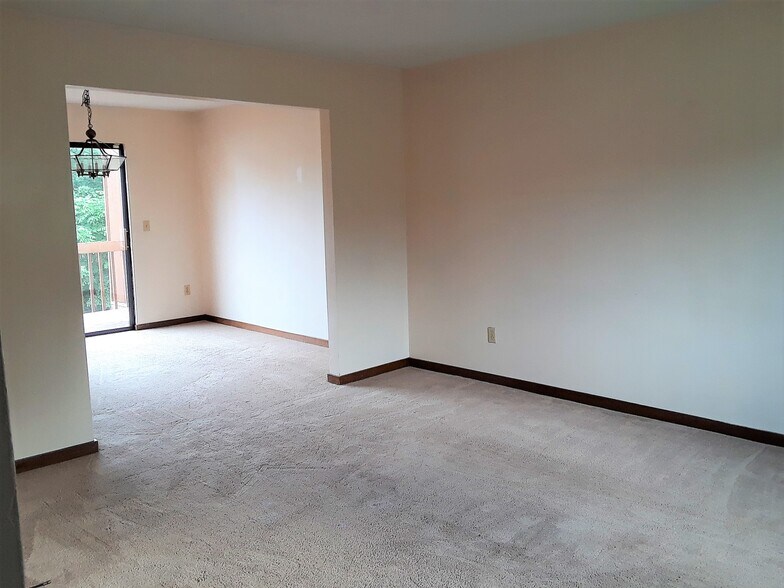 livingroom - 335 Ridgewood Ave