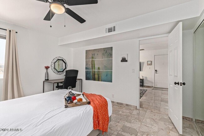 Building Photo - 8055 Thomas Rd