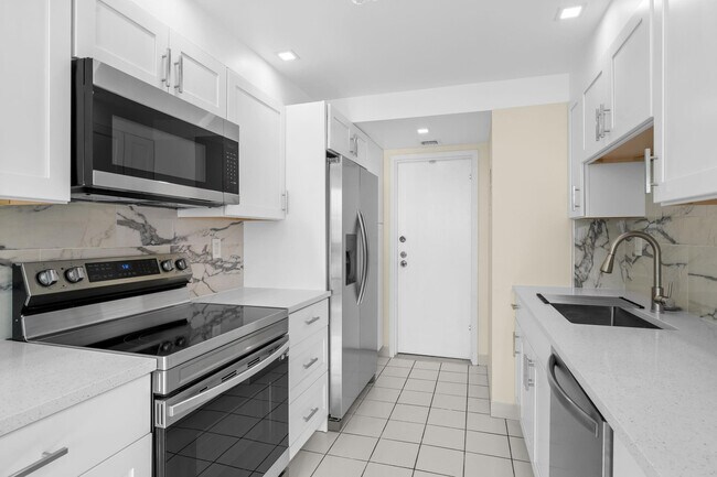 Building Photo - 100 Golden Isles Dr