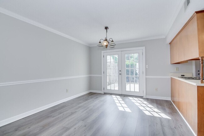 Building Photo - 2 Bed Townhouse!