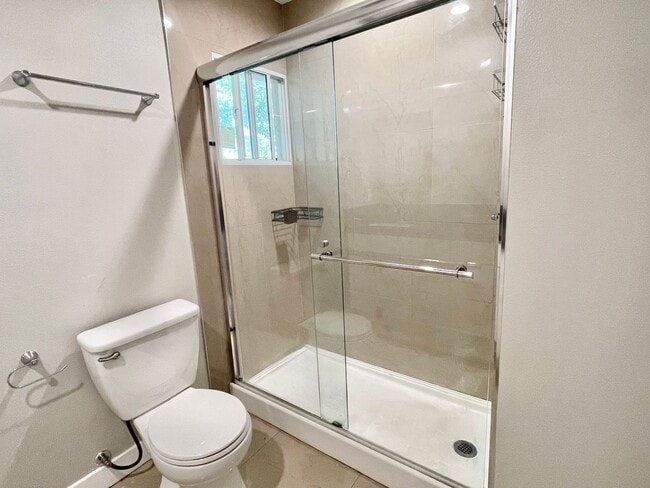 Building Photo - 2 Bedroom 1 Bath Room Fully Updated Single...