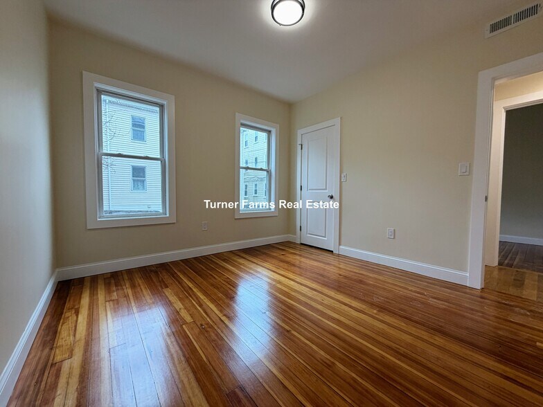 Building Photo - 5 Lowell Cir