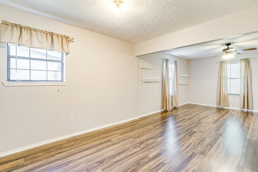 Building Photo - 1104 Sproles Dr