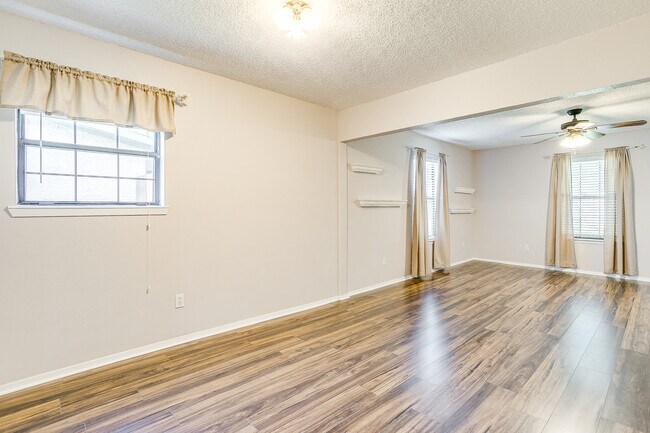 Building Photo - 1104 Sproles Dr